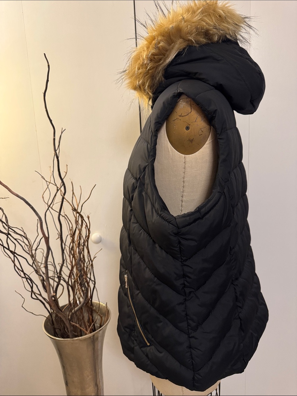 CB Woman Black Quilted Puffer Vest with Faux Fur Trim - Picture 3 of 6